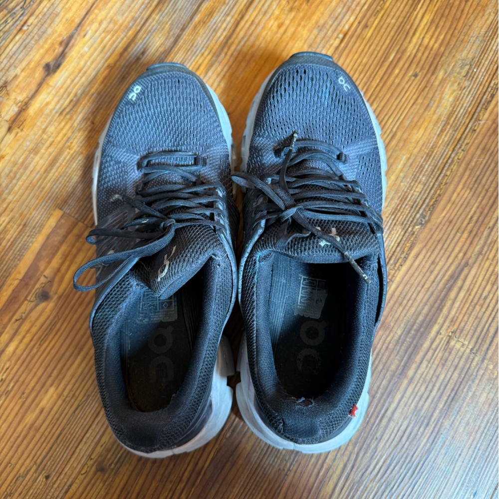On Cloud 6 Running Black Athletic Shoes - Picture 2 of 4